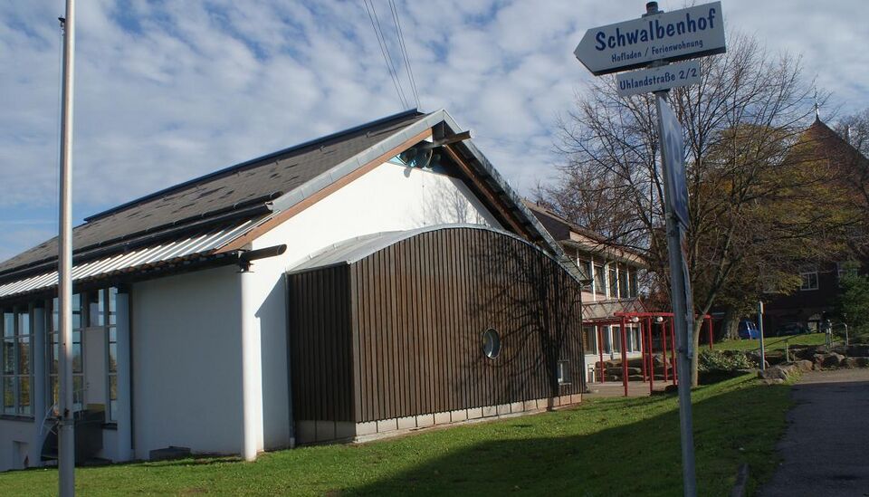 Datei:Bronnenwiesenhalle Bad Herrenalb-Neusatz.JPG