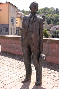 Statue von Hermann Hesse auf der Nikolausbrücke in Calw