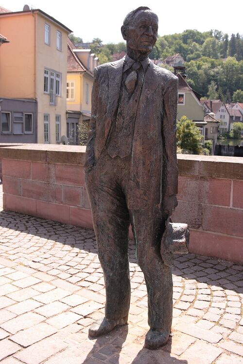 Datei:Calw-HermannHesse-Statue-Nikolausbrücke.jpg