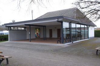 Friedhof Rotfelden Trauerhalle.JPG
