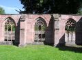 Kloster Hirsau, Kreuzgang, jedes der dreibahnigen Maßwerkfenster hat ein anderes Muster