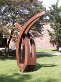 Miteinander-Ohne von Werner Pokorny - Skulptur im Schlossgarten