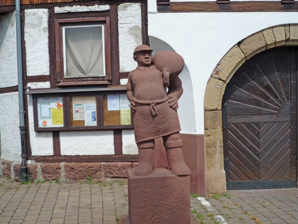 Datei:Weiler-Rathaus-Skulptur.jpg
