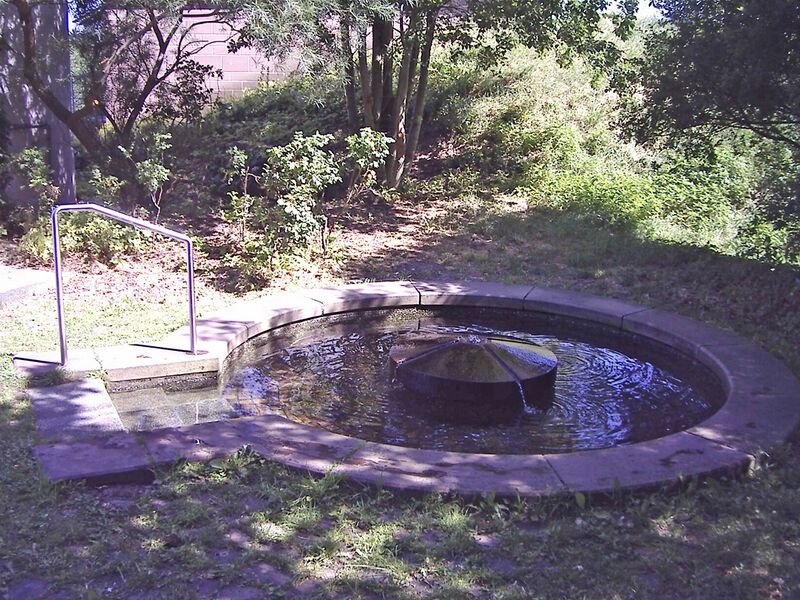 Datei:Waldrennach-Wasserturm-Wassertretbecken.jpg