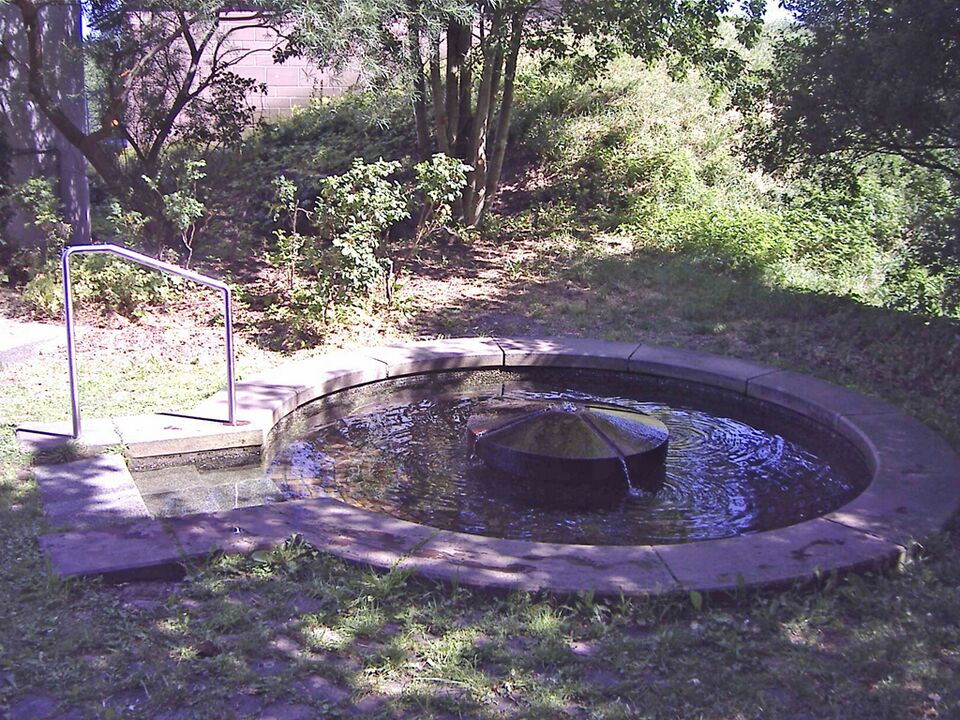 Datei:Waldrennach-Wasserturm-Wassertretbecken.jpg