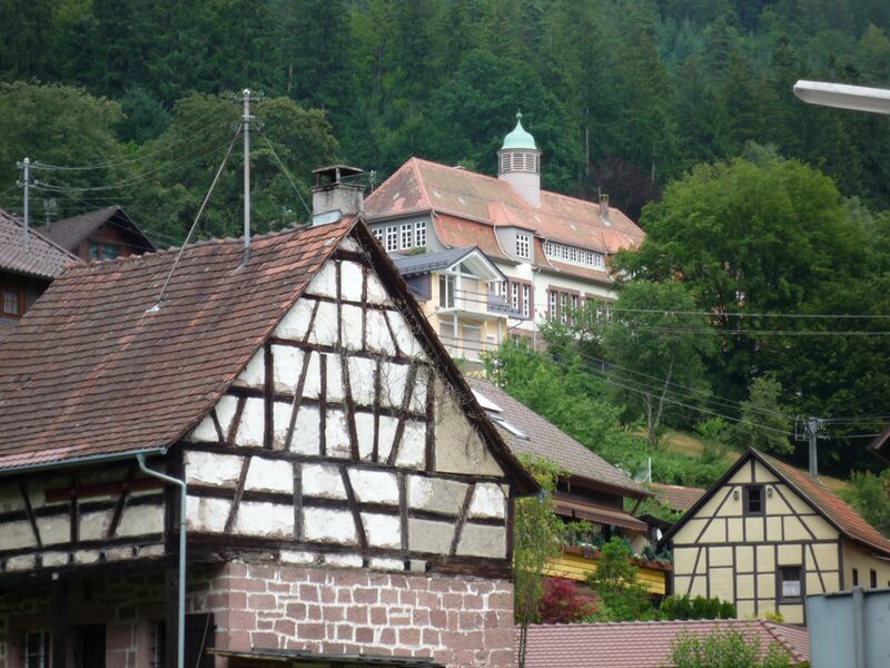 Datei:Hoefen-Backhaus-Schule.jpg