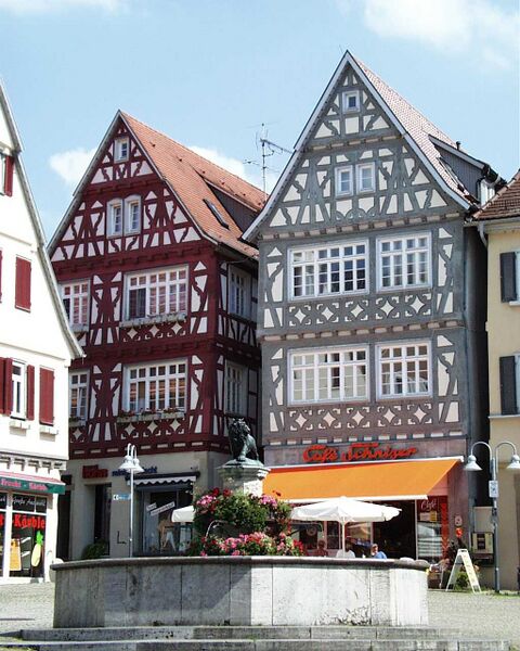 Datei:VAI Brunnen Schnizerhaus.jpg