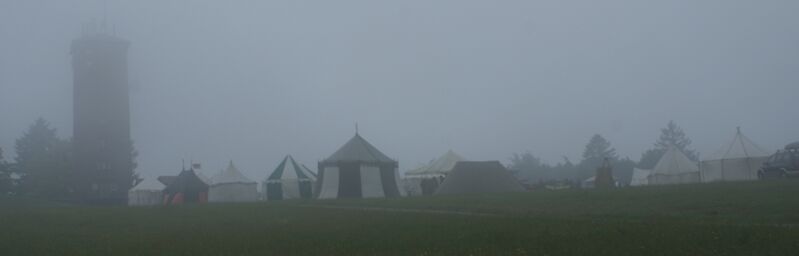 Datei:Mittelalterfest im Nebel.jpg