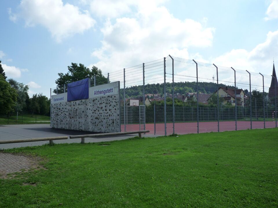 Datei:Althengstett-Schule-Kletterwand.jpg