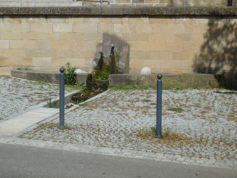 Datei:Enzweihingen-Brunnen-Kirche.jpg