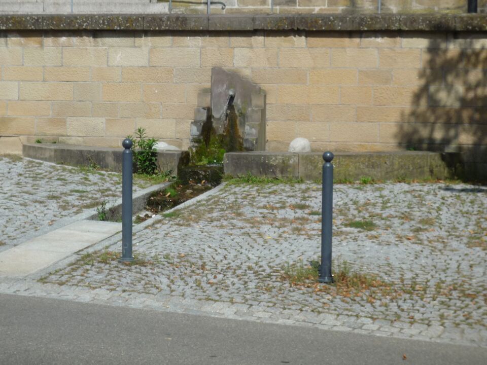 Datei:Enzweihingen-Brunnen-Kirche.jpg