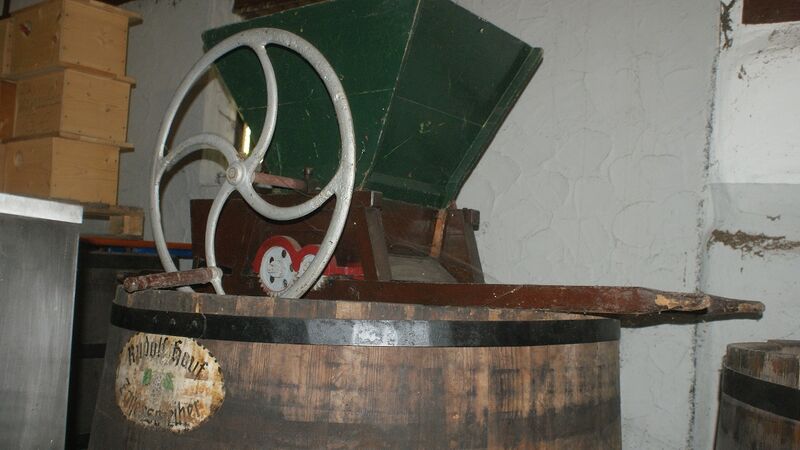 Datei:Weinmühle in Kelter.JPG