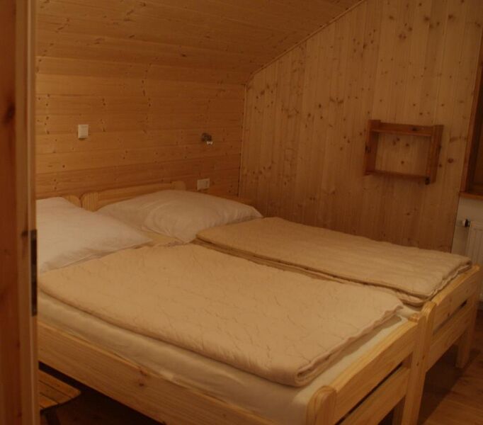 Datei:Doppelzimmer im Wanderheim Dobel.JPG