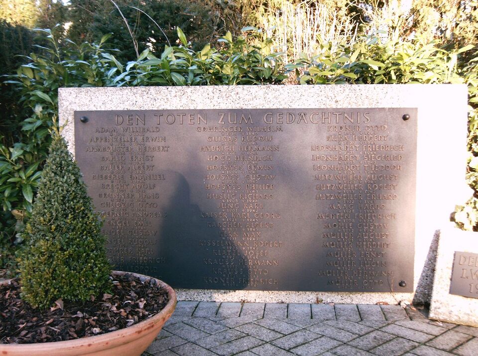 Datei:Gefallenendenkmal Wilferdingen Tafel 1.jpg