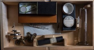 GHV Apotheke-Analysewaage-Schublade.JPG