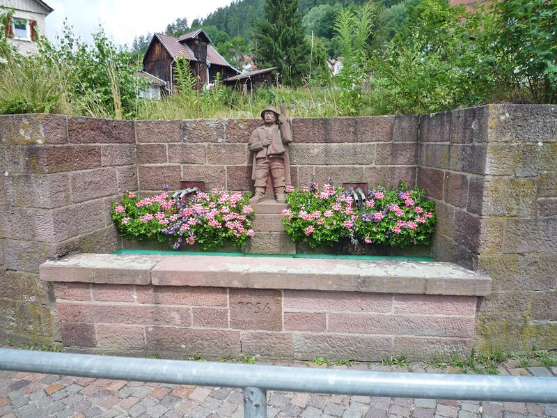 Datei:Calmbach-Brunnen2.jpg