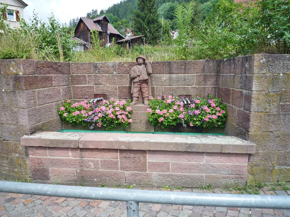 Datei:Calmbach-Brunnen2.jpg