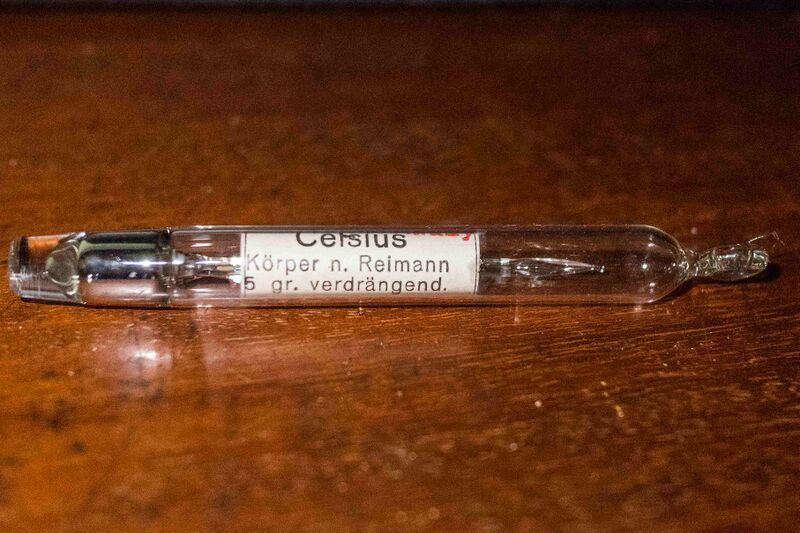 Datei:GHV Apotheke-Analysewaage-Thermometer-Spec.JPG
