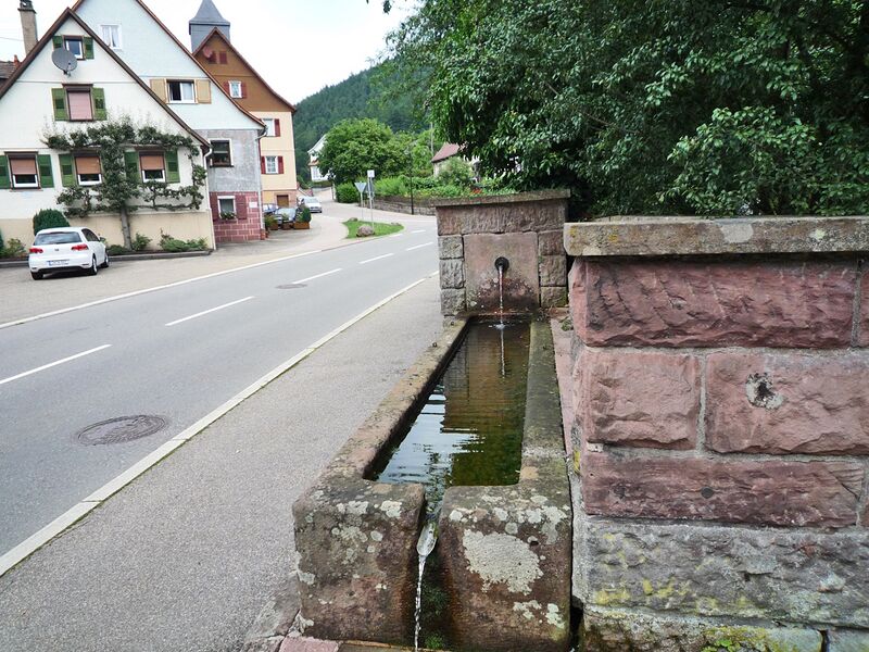 Datei:Hoefen-Brunnen.jpg