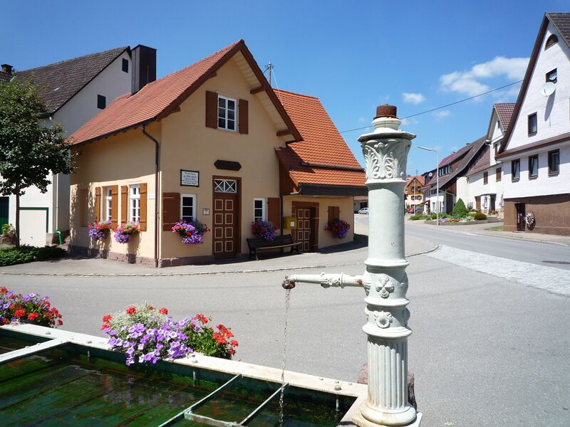 Datei:Ebershardt-Backhaus-Brunnen.jpg