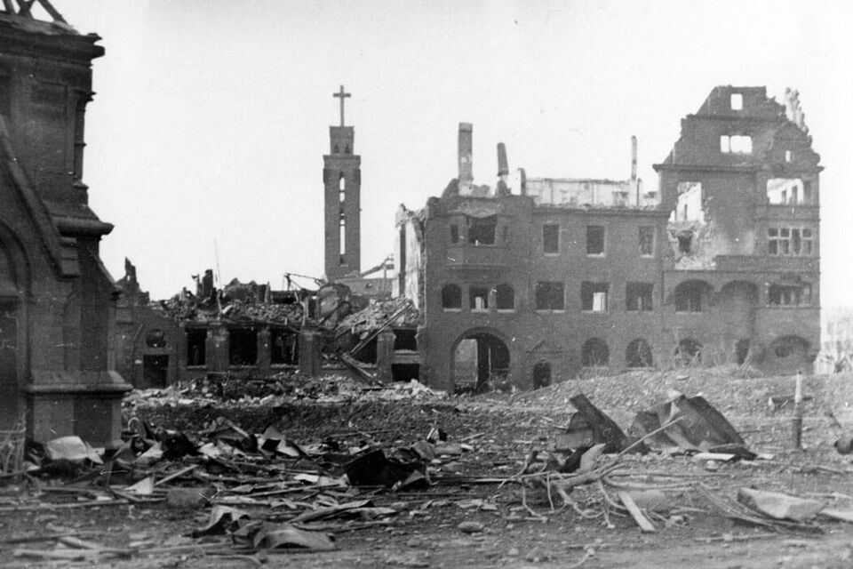 Datei:Verwaltungsgebäude des städtischen Elektrizitätswerks im Rennfeld, an der Melanchthonstraße, Ecke Enzstraße, heute Jörg-Ratgeb-Straße in Pforzheim, erbaut 1908, zerstört 1945 (1).jpg