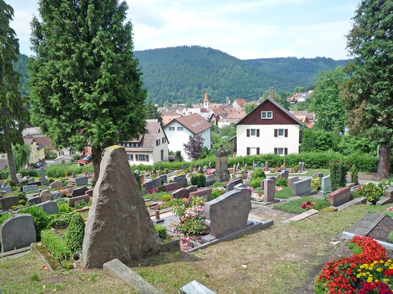 Datei:Calmbach-und-Friedhof.jpg