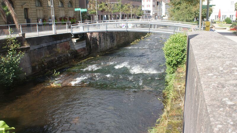 Datei:Fluss und Brücke.JPG