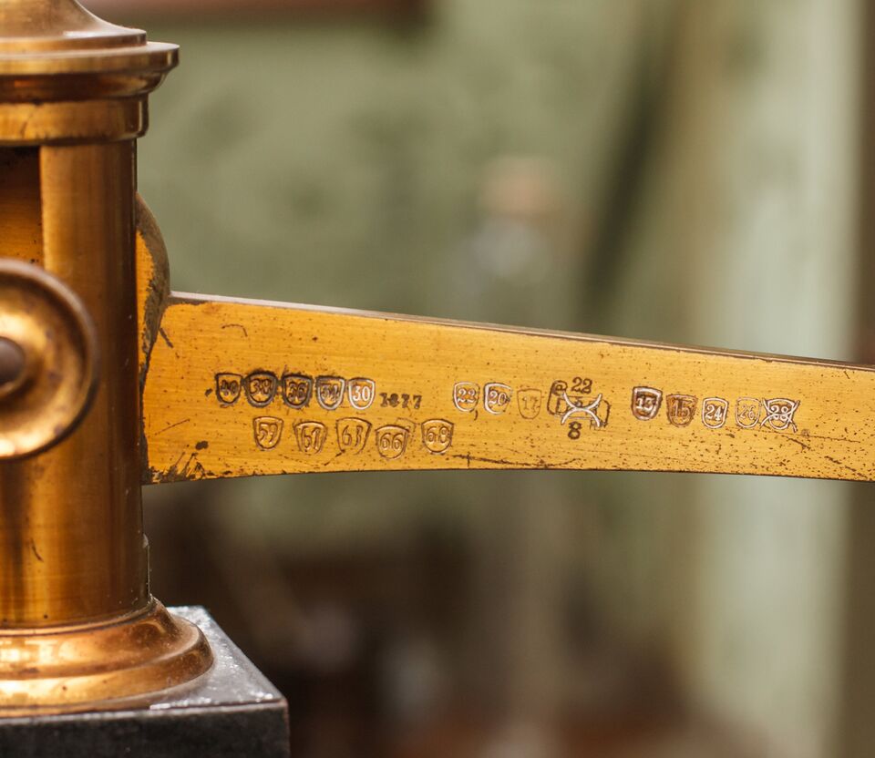 Datei:GHV Apotheke-RWaageOZeiger-Waagebalken-rechts.JPG