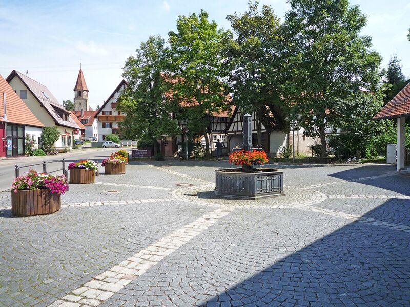 Datei:Möttlingen-Dorfplatz.jpg