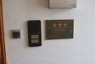 Schild am Hauseingang.JPG