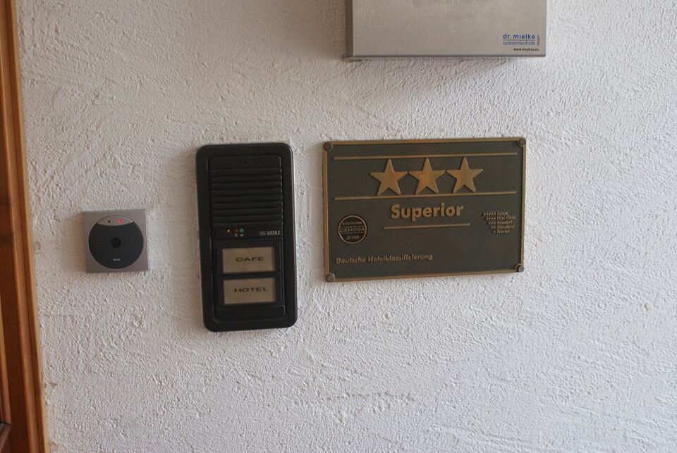 Datei:Schild am Hauseingang.JPG