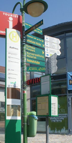Datei:Haltestelle Rathaus mit Hinweisschildern.JPG