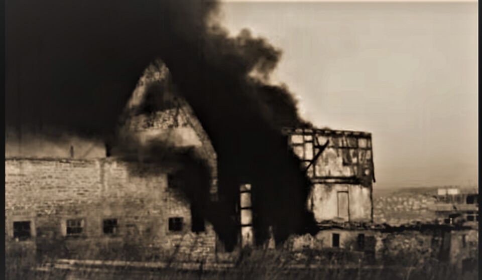 Datei:Brandstiftung an der Graf-Leutrum-Burg für den Bau der "Haidach-Siedlung" im Pforzheimer Stadtteil Buckenberg.jpg