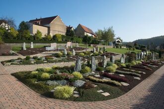 Friedhof Eisingen Urnenfeld neu.JPG