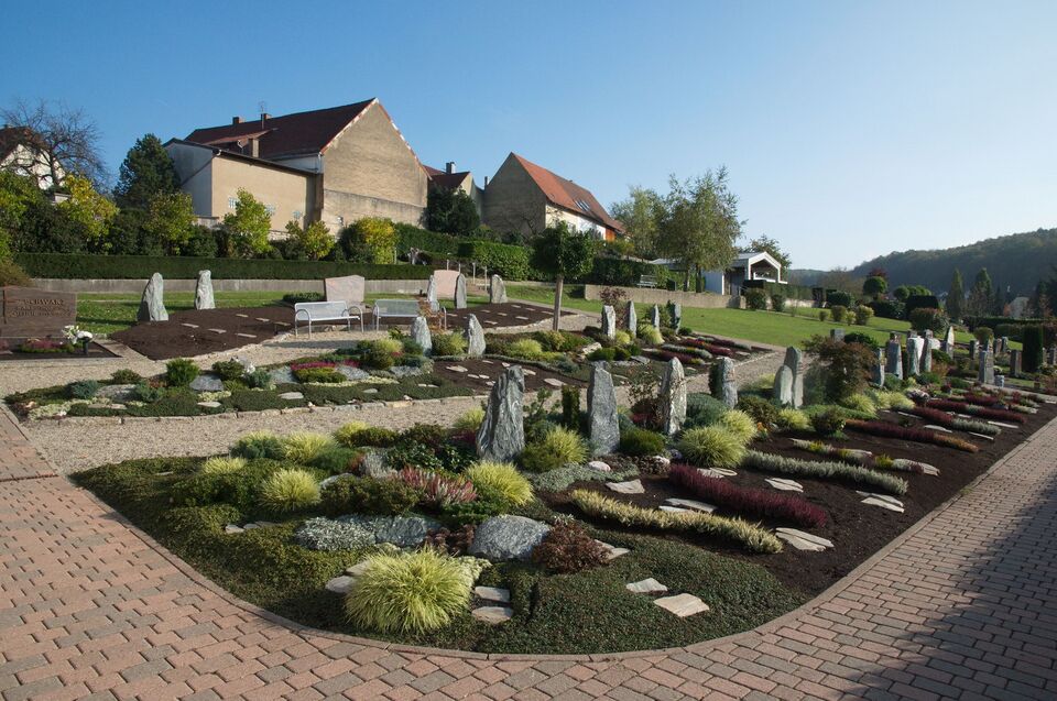 Datei:Friedhof Eisingen Urnenfeld neu.JPG