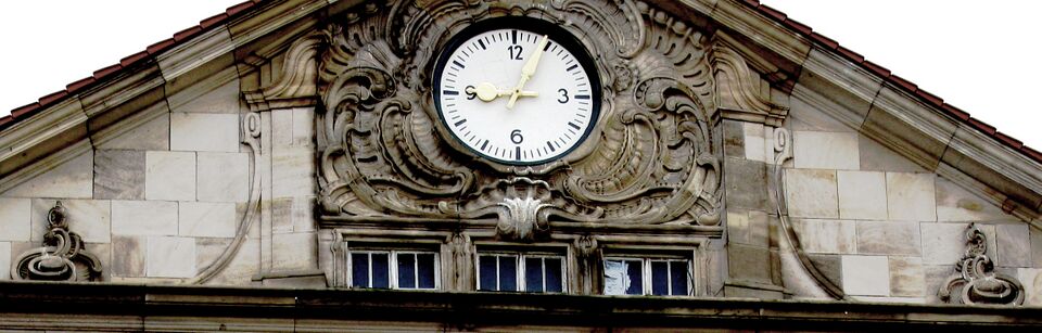 Datei:Ketterers Schlosskeller am Bahnhofplatz 3 in Pforzheim, Neorokoko-Detail mit der ROCAILLE (muschelförmiges Ornament aus dem Rokoko).jpg