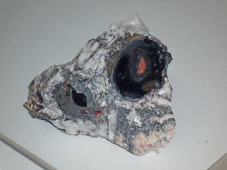 Neuenbuerg-aufgebrochener Glaskopf.jpg