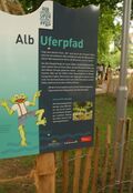 Schild bei der Brücke über die Alb im Kurpark