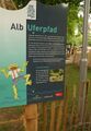 Schild bei der Brücke über die Alb im Kurpark