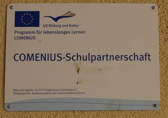 Comenius Schild in Schule.jpg