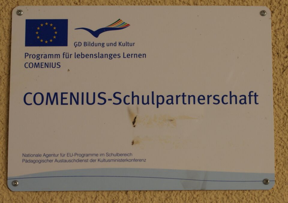 Datei:Comenius Schild in Schule.jpg