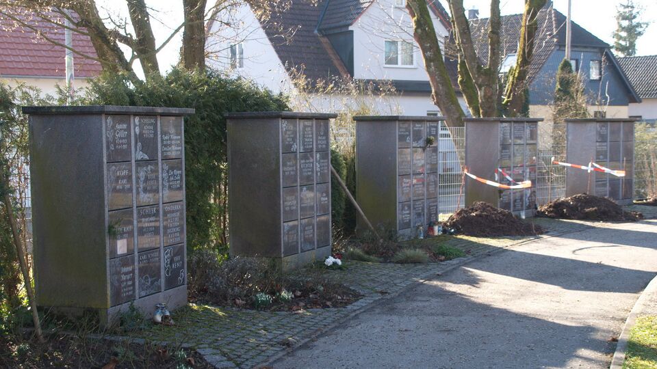 Datei:Friedhof 71665-Horrheim Urnenwände.jpg