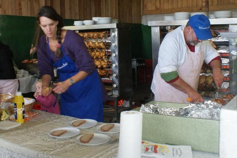 Datei:Hähnchengrill beim Hoffest Schwalbenhof.jpg