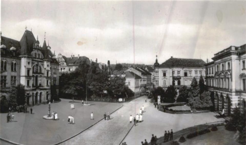 Datei:Saalbau an der Jahnstraße 42 (links) und Kunstgewerbeschule an der Jahnstraße 35 (rechts) in Pforzheim.png