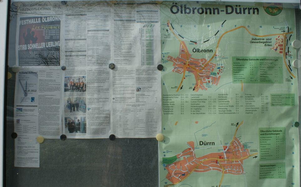 Datei:Bekanntmachungen am Rathaus Ölbronn.jpg