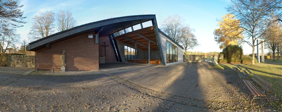 Datei:Friedhof Hochdorf Trauerhalle.jpg