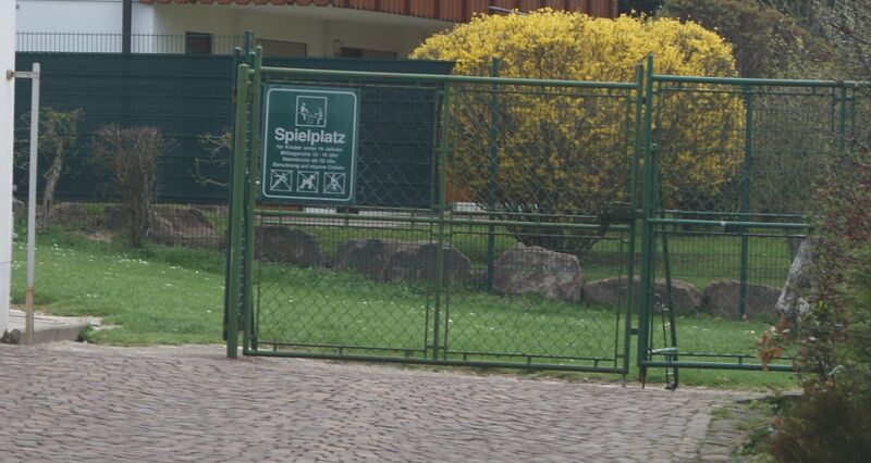 Datei:Eingang Spielplatz Ortsmitte Neuhengstett.JPG
