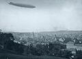 Stadtansicht von Pforzheim mit einem Zeppelin etwa 1910