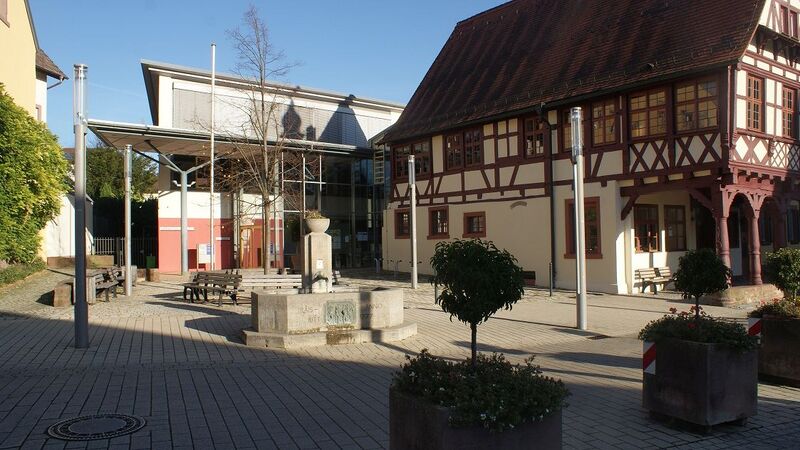 Datei:Eingang Anbau Rathaus Königsbach.jpg
