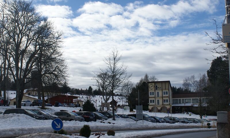 Datei:Skihang beim Turm Dobel.jpg